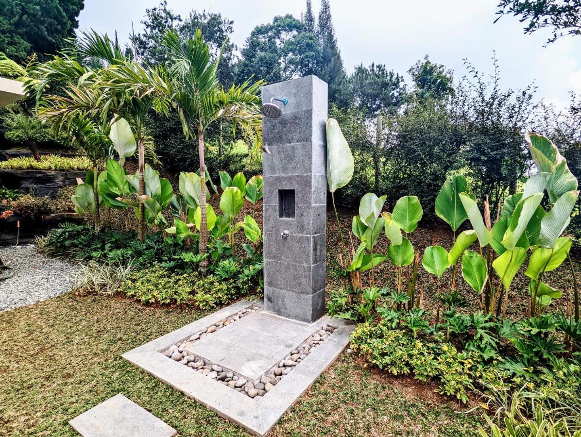 Cottonwood Exclusive Villa @Lembang Asri - Jacuzzi Playground Netflix Billyard Extérieur photo