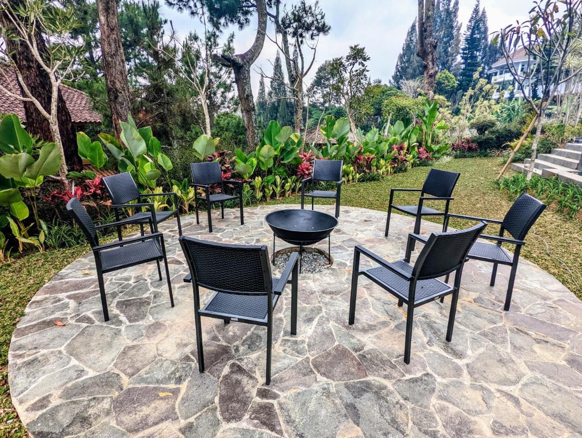 Cottonwood Exclusive Villa @Lembang Asri - Jacuzzi Playground Netflix Billyard Extérieur photo