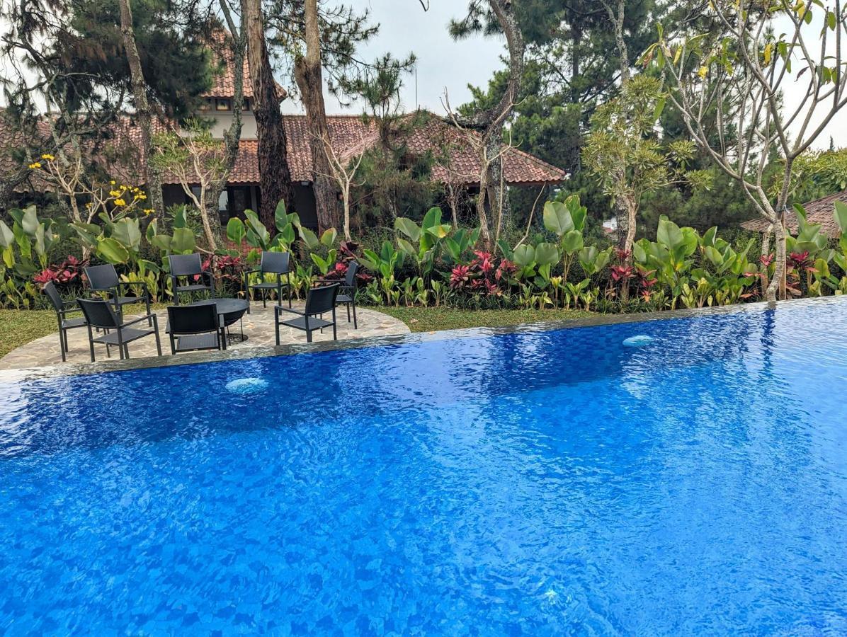 Cottonwood Exclusive Villa @Lembang Asri - Jacuzzi Playground Netflix Billyard Extérieur photo